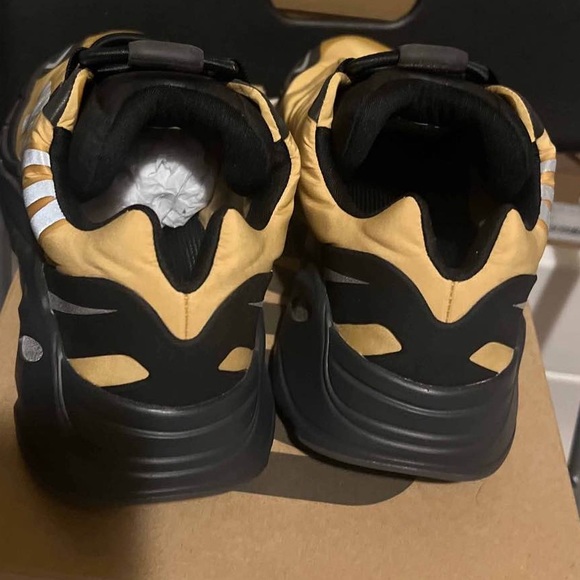 Yeezy 700 - Picture 4 of 6